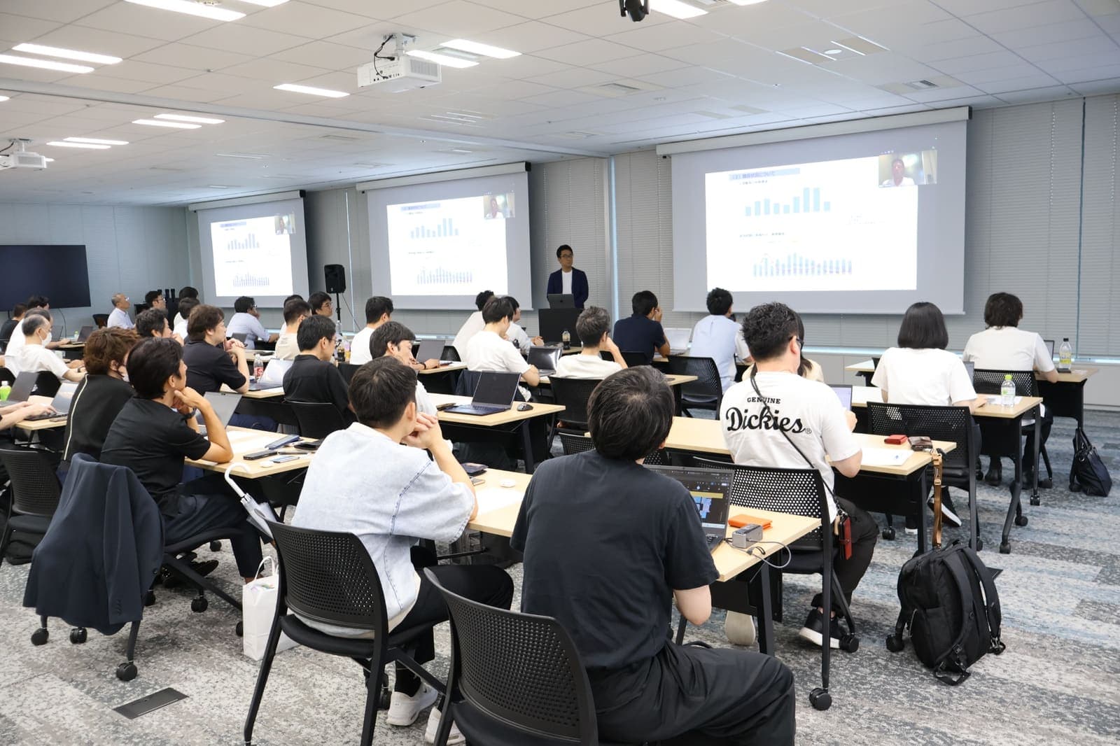 会場で講演に耳を傾ける参加者