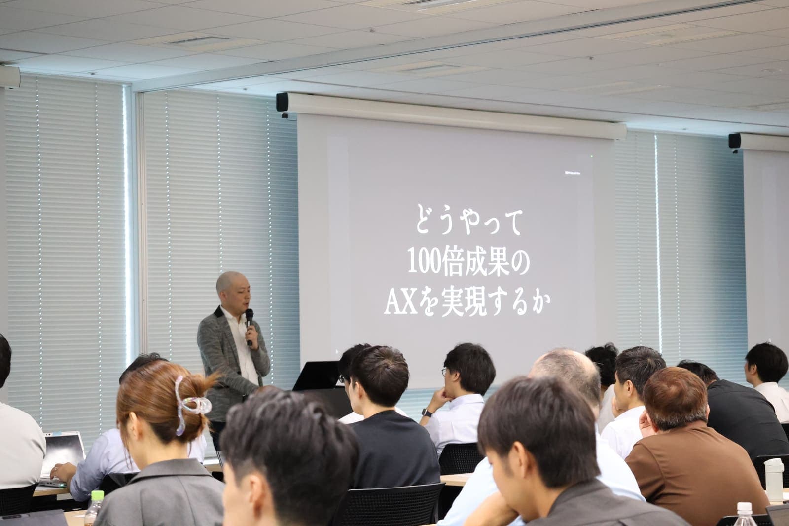 基調講演で「100倍テーマ」の考え方を解説する麻生要一