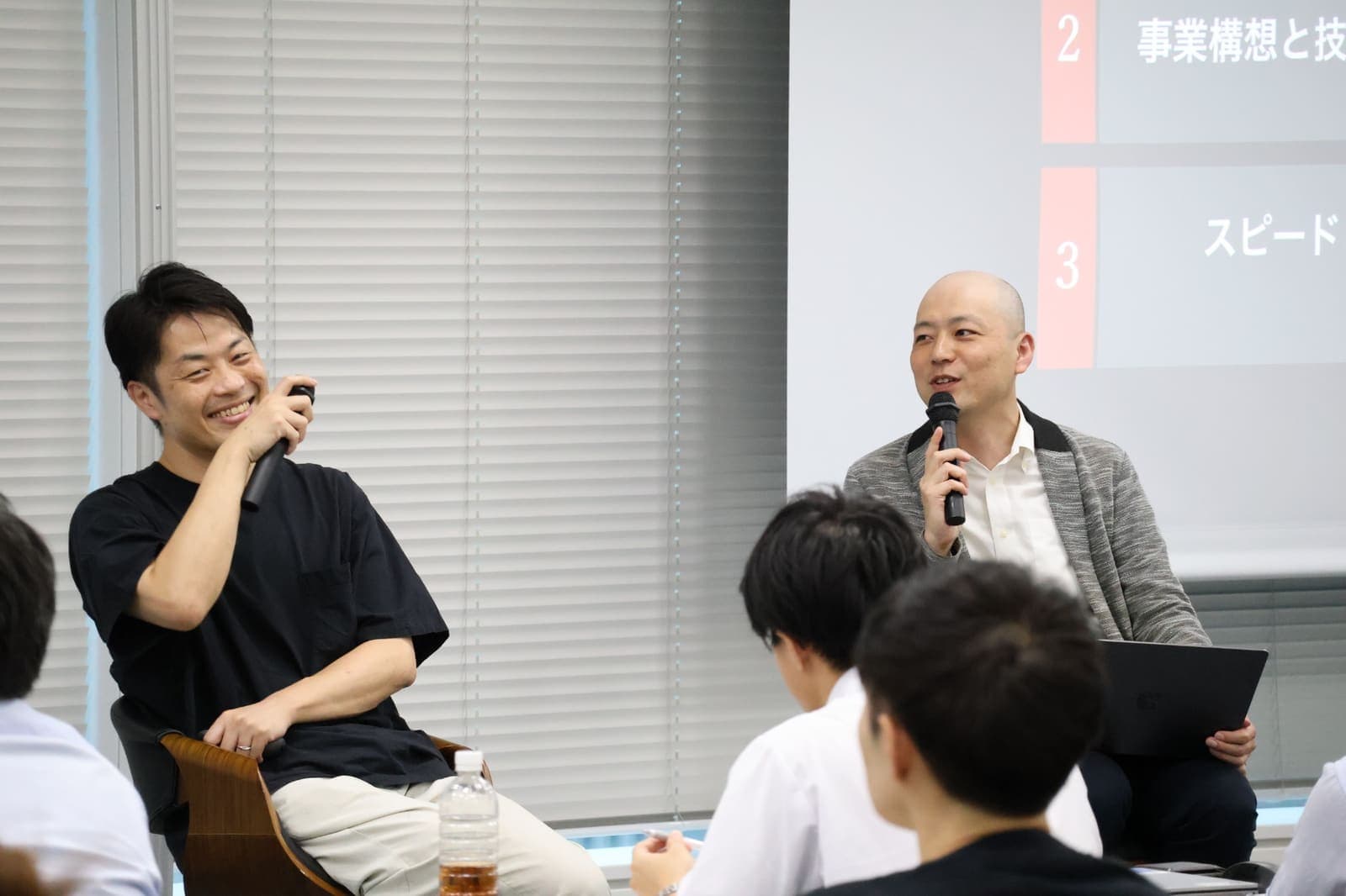 対談するJSOLの三尾幸司氏とAlphaDriveの麻生要一