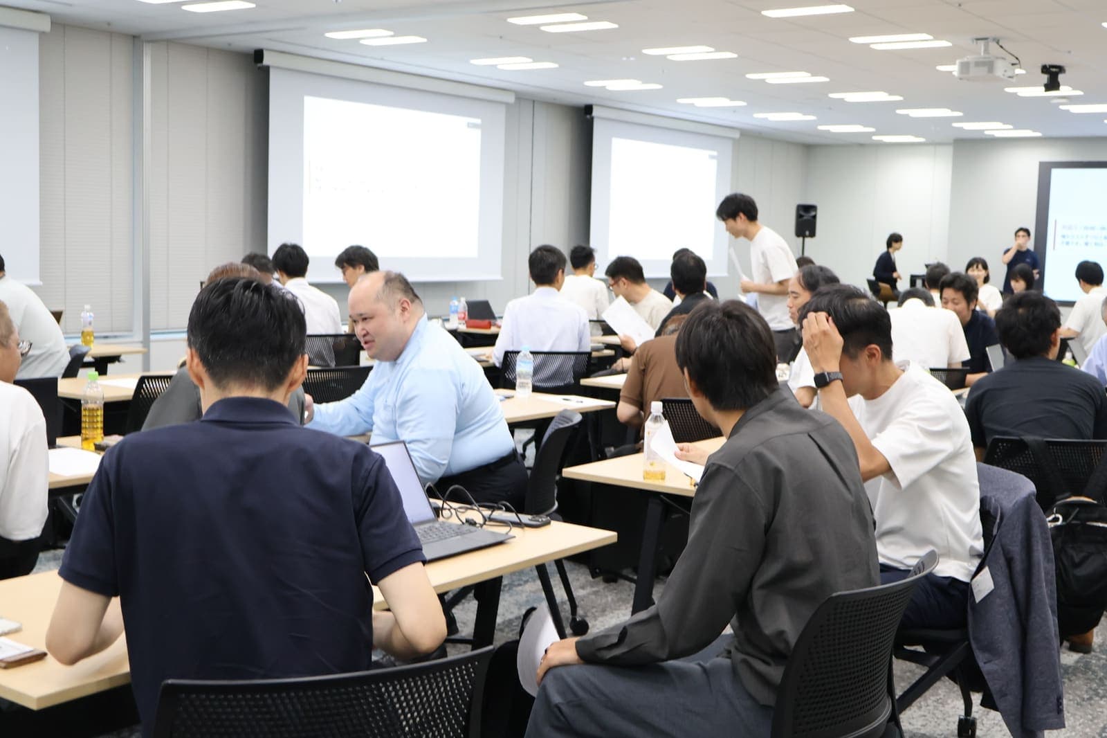 少人数のグループでそれぞれの課題を共有する参加者