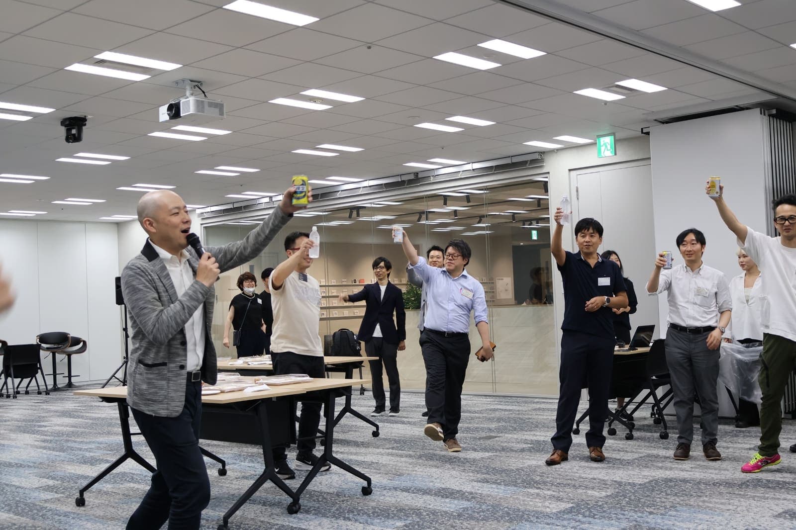本編終了後の交流会で言葉を交わす登壇者と参加者